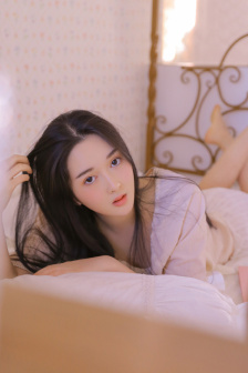一边亲胸一边摸进内裤里